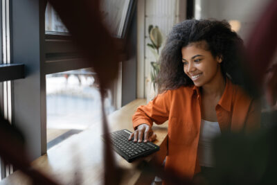 HW - Braille - Mantis Q40 - Beautiful African American woman watching online training course